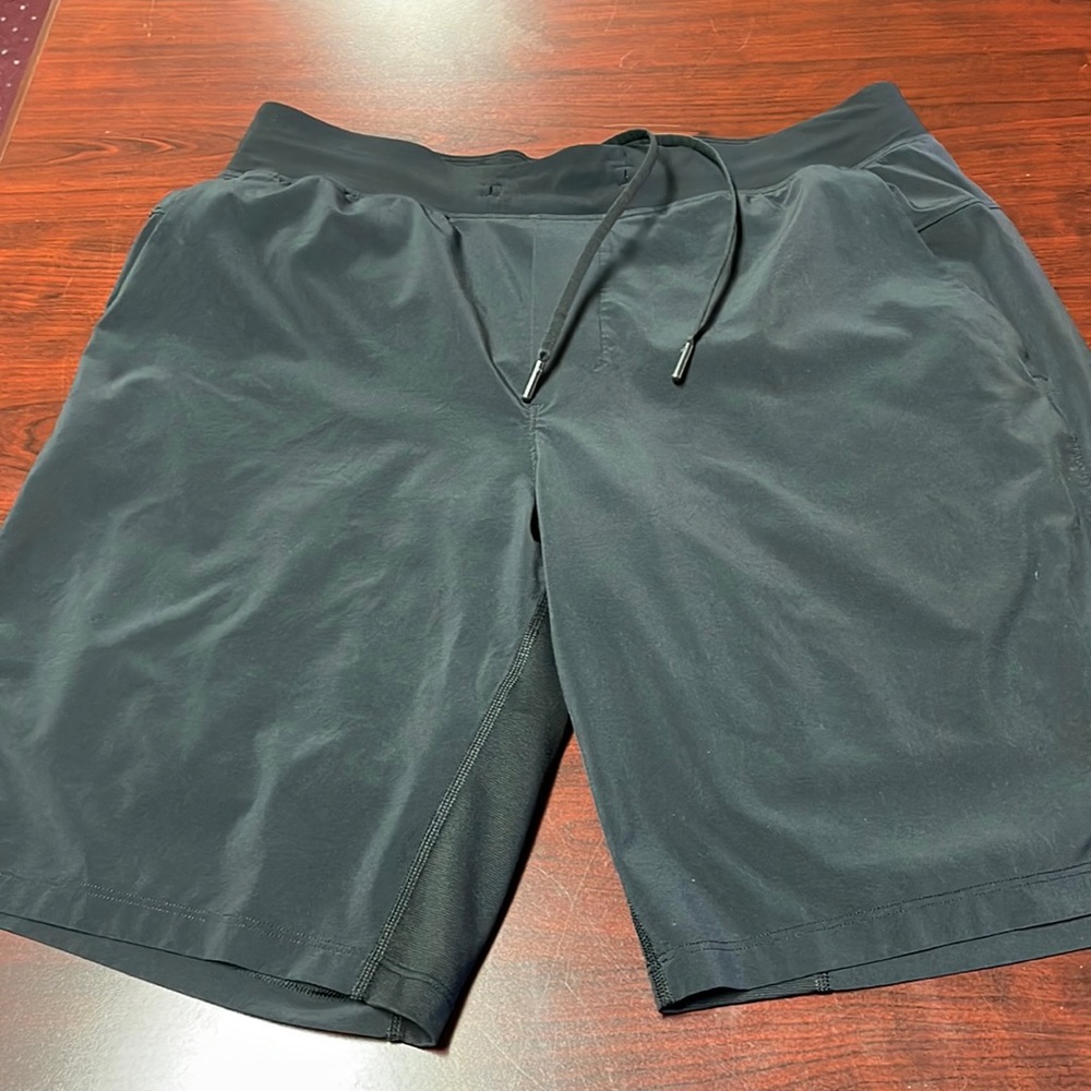 Lululemon men’s shorts design T. H. E. Line short 9” Large in black EUC
